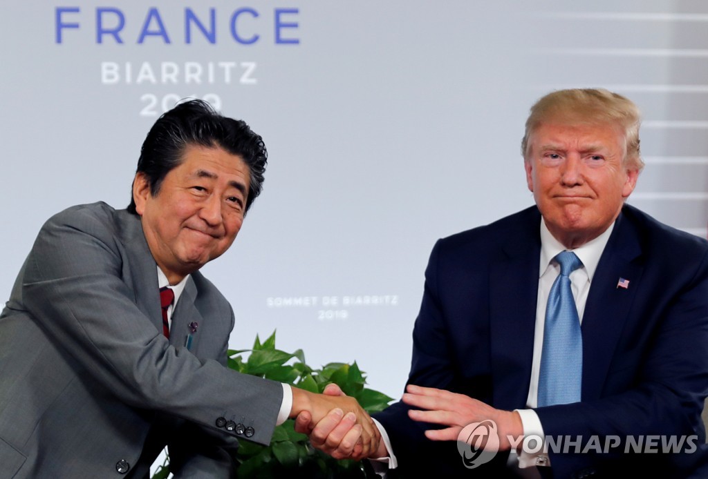 2019년 8월 25일 도널드 트럼프 미국 대통령(오른쪽)과 아베 신조 일본 총리(왼쪽)가 프랑스 비아리츠에서 주요 7개국(G7) 정상회의를 계기로 양자회담을 하며 악수를 하고 있다. [로이터=연합뉴스자료사진]