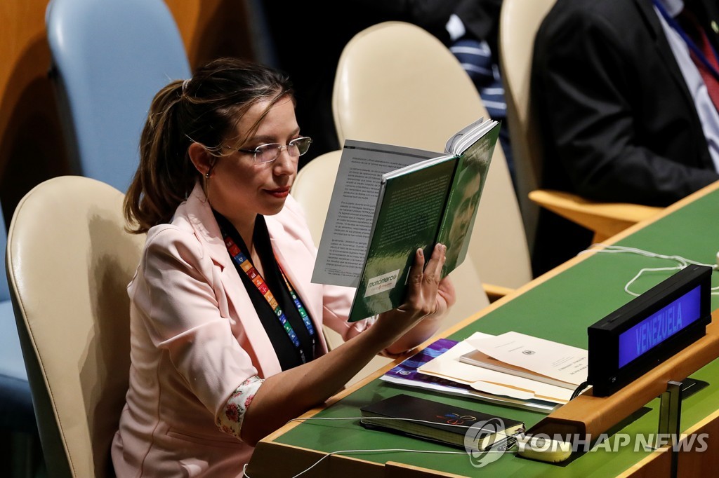 트럼프 연설 도중 책 읽는 베네수엘라 외교관