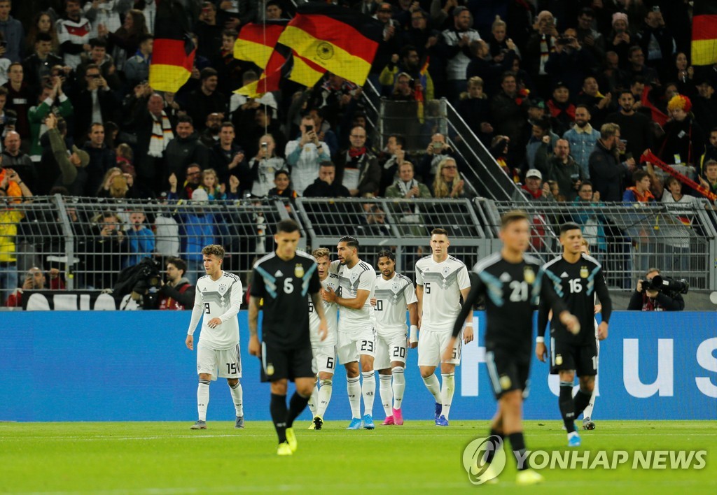 평가전에서 2-2로 비긴 아르헨티나와 독일 선수들