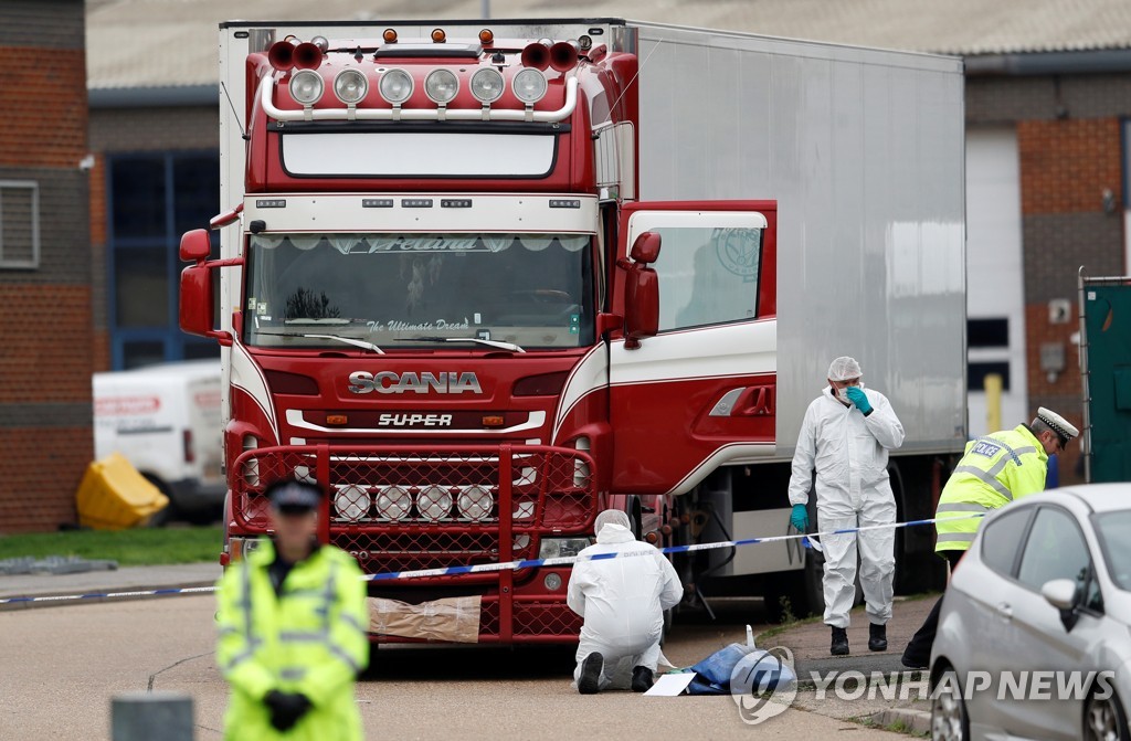  23일 밀입국자 39명이 숨진 채 발견된 냉동 컨테이너와 트럭을 조사하는 영국 경찰