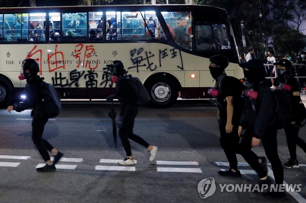 교통대란에 '평일 도심 점거'…홍콩 곳곳 '전쟁터' 방불 