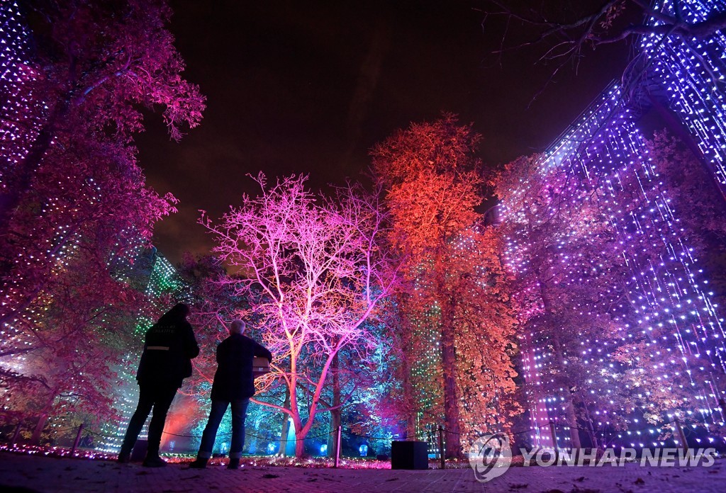 CHRISTMAS-SEASON/KEW