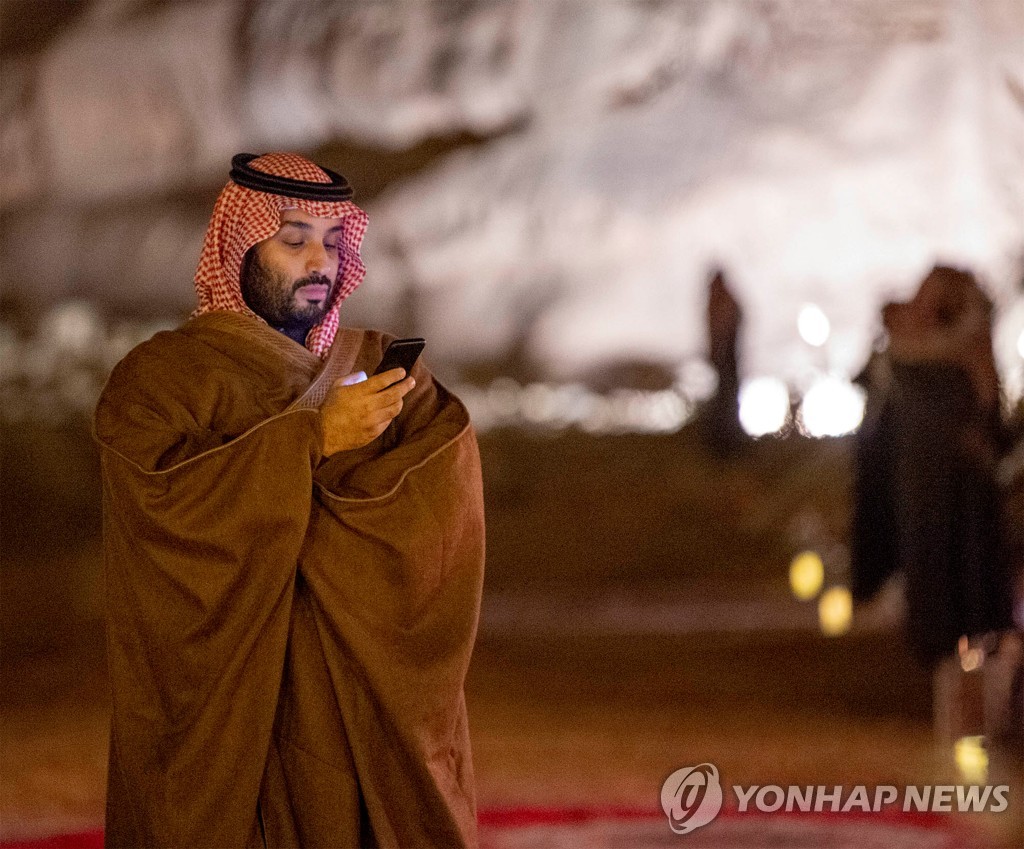 지난 12일 일본 방문 중 휴대전화를 들여다보는 무함마드 빈 살만 사우디 왕세자