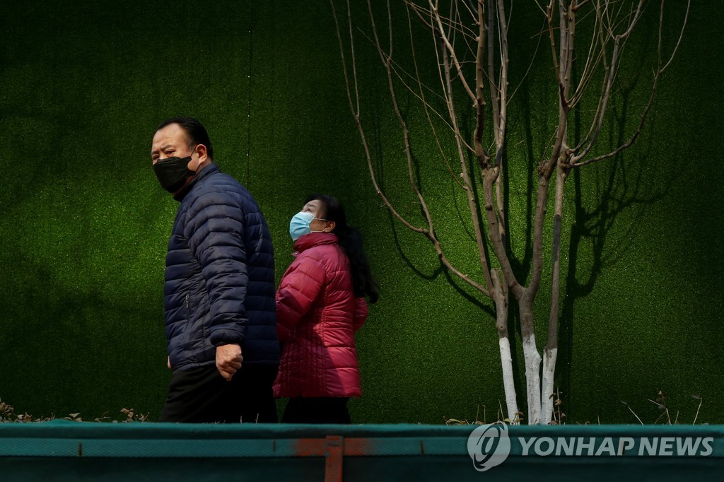 26일 베이징에서 마스크를 쓴 사람들. 사진은 기사와 직접 관계 없음. [로이터=연합뉴스]