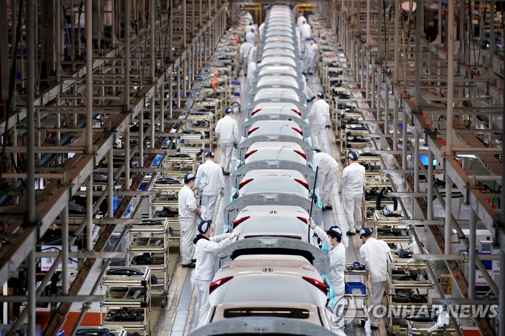 2020년 4월 8일 중국 후베이성 우한의 둥펑 혼다 공장에서 직원들이 차량을 조립하고 있다. [로이터=연합뉴스자료사진]