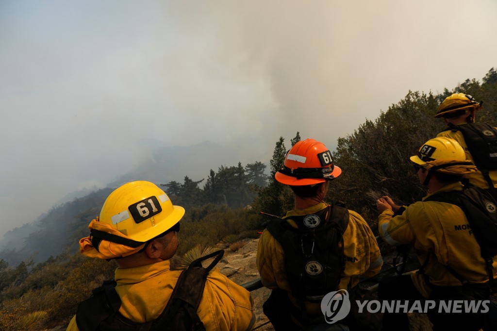 윌슨 천문대 인근 산불 진화 작업에 투입된 소방관들