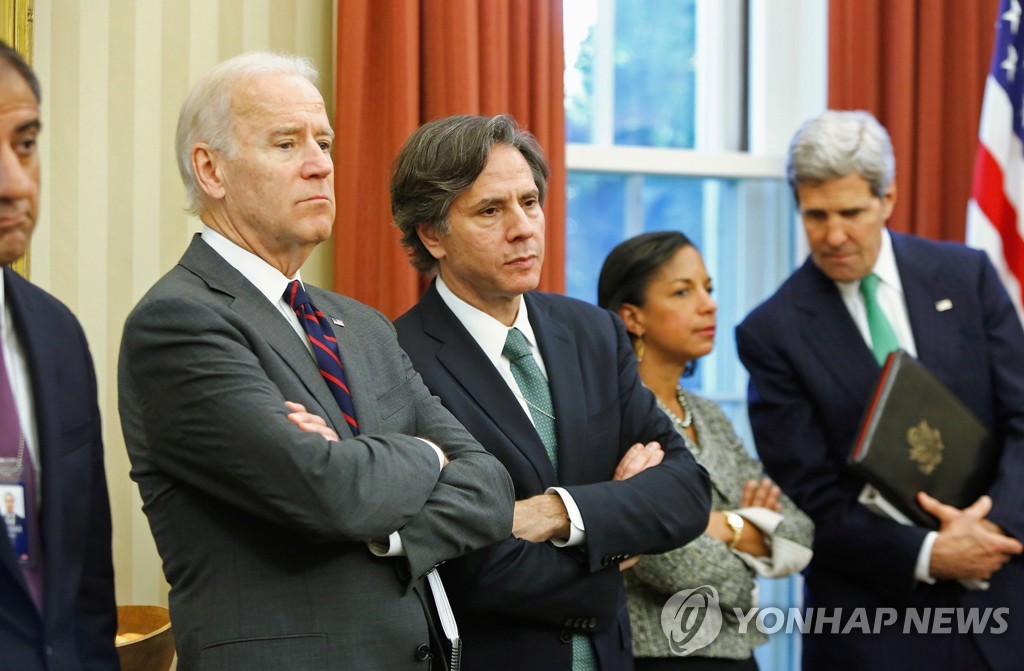 조 바이든 미국 대통령 당선인(왼쪽)과 바이든 행정부 첫 국무장관으로 지명될 것으로 알려진 앤서니 블링컨 전 국무부 부장관(오른쪽). 사진은 2013년 촬영. [로이터=연합뉴스 자료사진]
