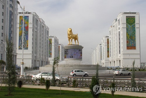  투르크메니스탄 수도 아시가바트에 세워진 '알라바이'종의 황금 개동상