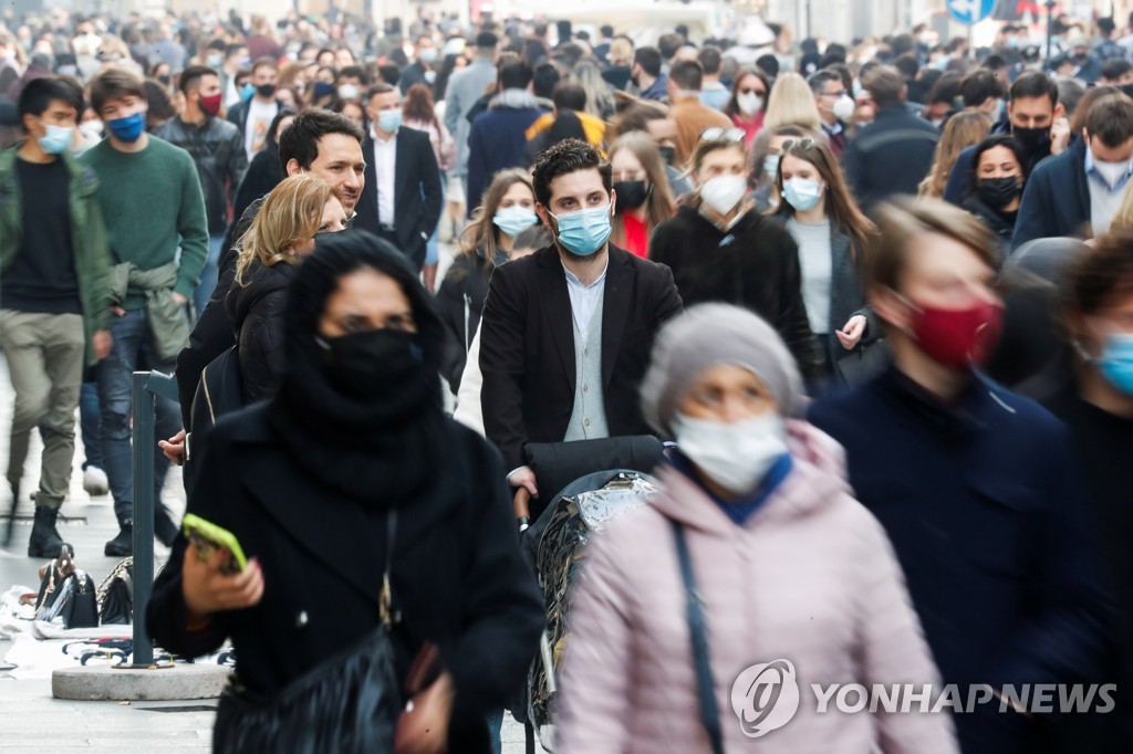 지난달 27일 이탈리아 로마 쇼핑가에서 사람들이 마스크를 쓰고 걸어가고 있다. [로이터=연합뉴스 자료사진]