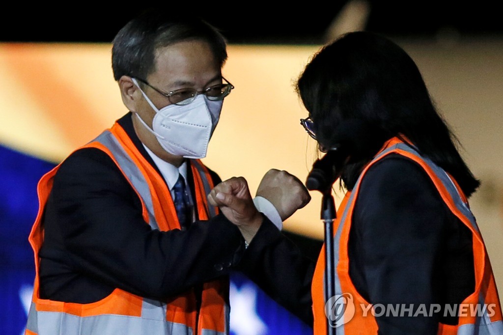 백신 맞이하는 로드리게스 베네수엘라 부통령(오른쪽)과 리바오룽 주베네수엘라 중국 대사