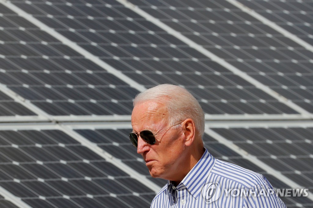 미국의 조 바이든 대통령이 대선 후보시절 뉴햄프셔주의 태양광 발전단지를 방문한 모습. [로이터=연합뉴스 자료사진]