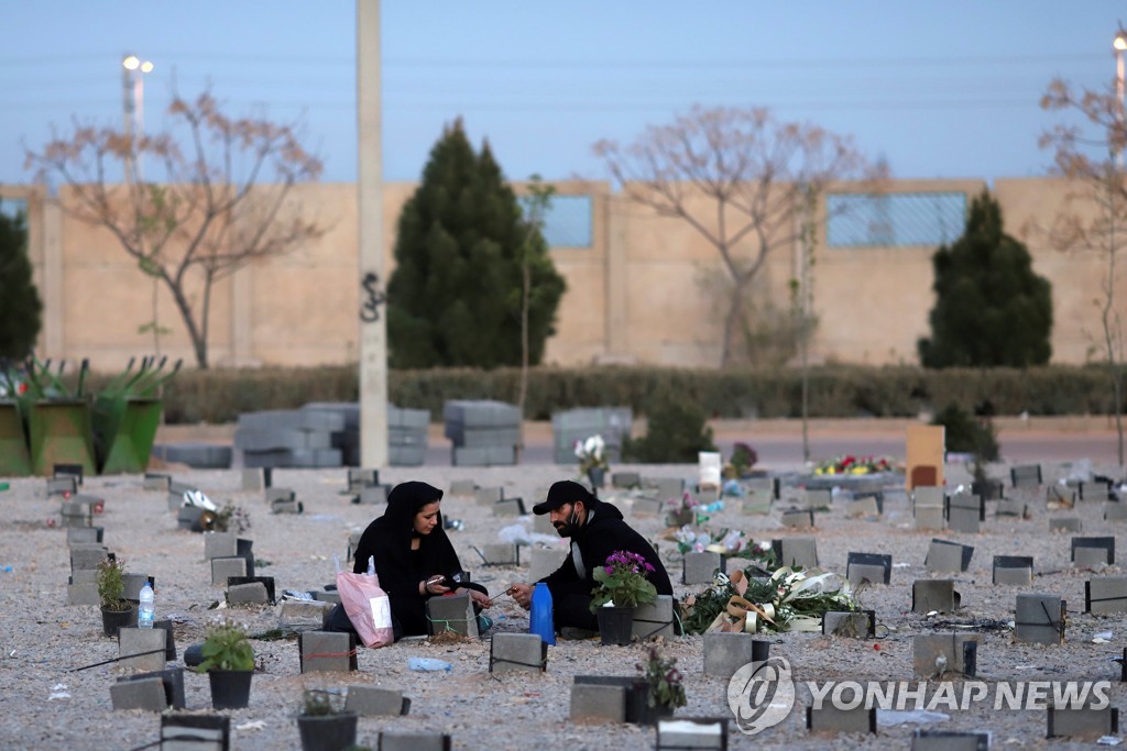 코로나19 사망자 추모하는 테헤란 시민들
