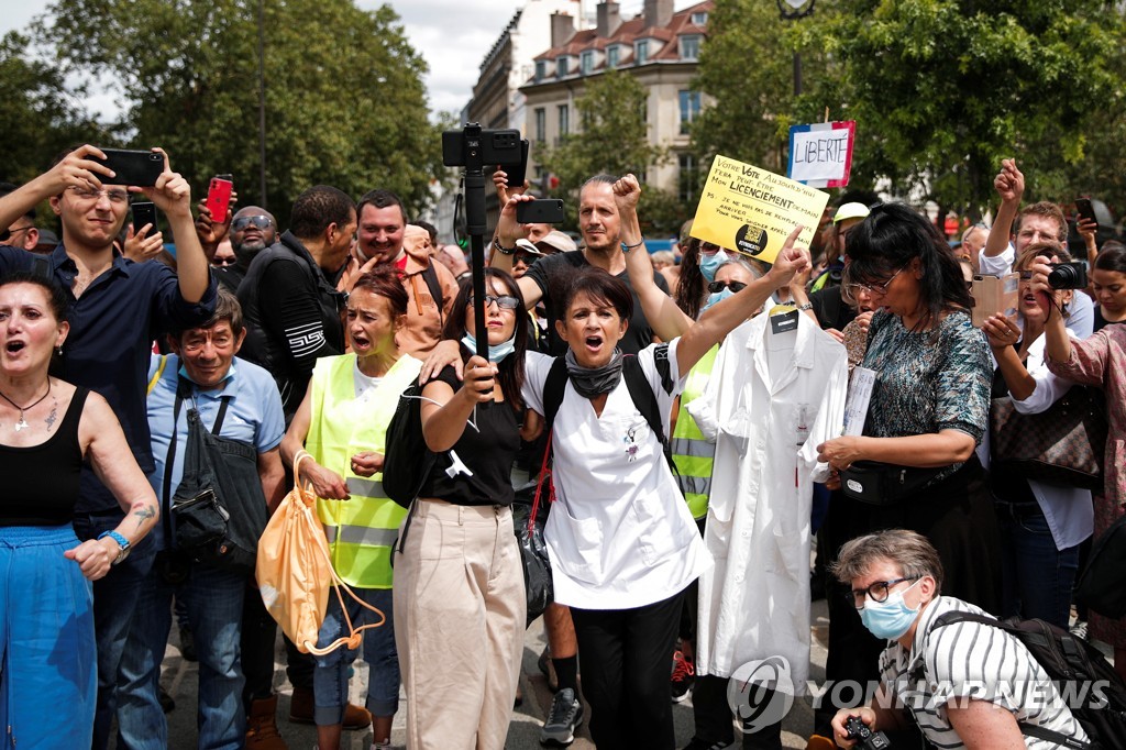 HEALTH-CORONAVIRUS/FRANCE-PROTEST