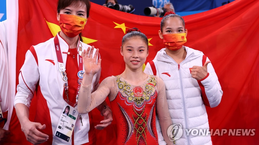 여자 기계체조에서 금메달을 따낸 중국 선수단. 