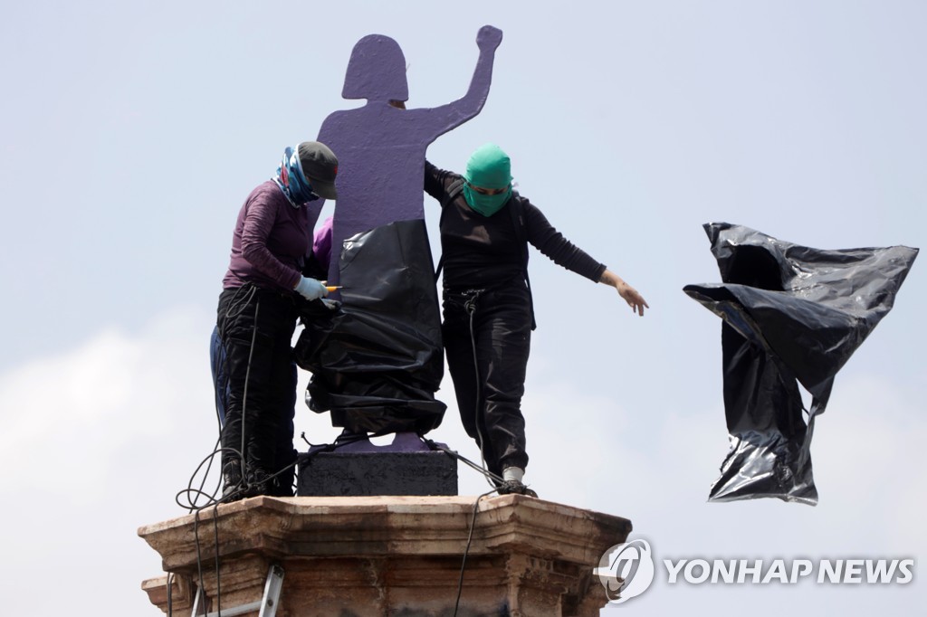 멕시코 콜롬버스 동상 철거…′싸우는 여성상′으로 교체