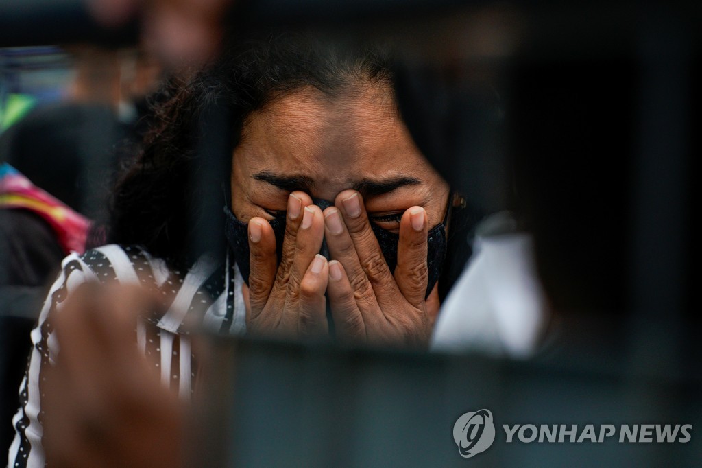 에콰도르서 또 교도소 폭동…울고 있는 재소자 가족