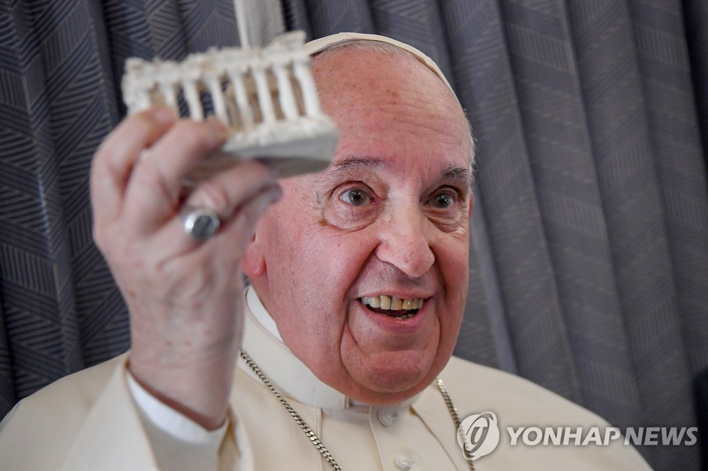파르테논 기념품 손에 쥔 프란치스코 교황