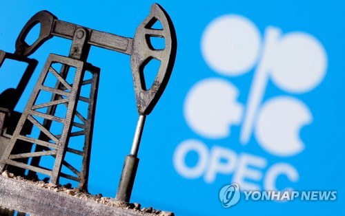 OPEC 로고와 원유 펌프 모형