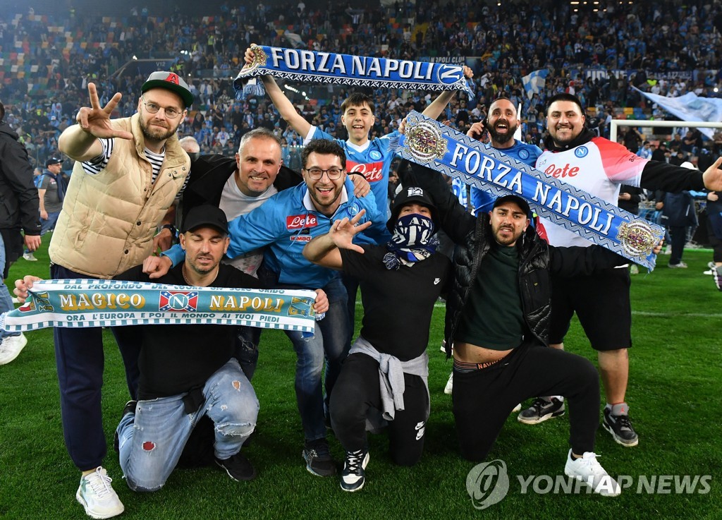 우승을 기뻐하는 나폴리 팬들. /로이터=연합뉴스