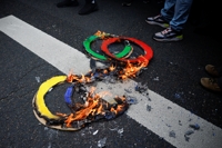 프랑스 수만명 노동절 시위…올림픽 오륜 태우고 친팔 구호도