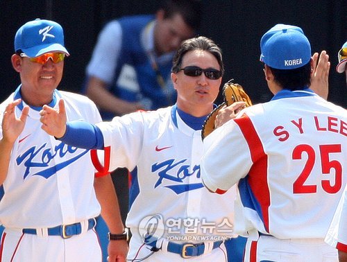 2008 베이징올림픽 준결승전에서 일본에 역전승을 이끈 이승엽(오른쪽)을 안아주는 김경문 감독(가운데)