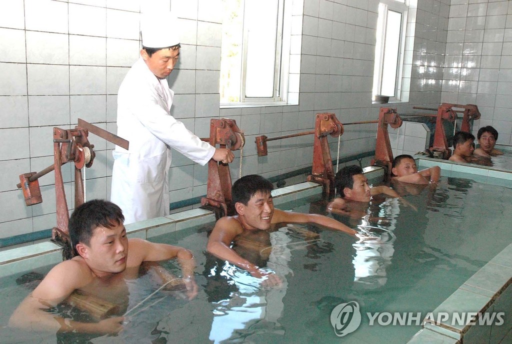 황해남도 라돈온천에서 치료받는 북한 주민들