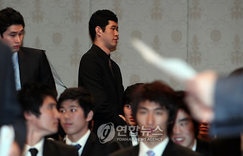 드래프트장 떠나는 박준범