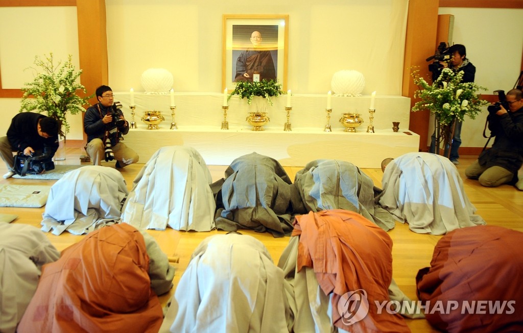 법정스님 입적..절하는 스님들
