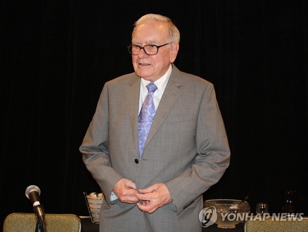 기자회견하는 워런 버핏