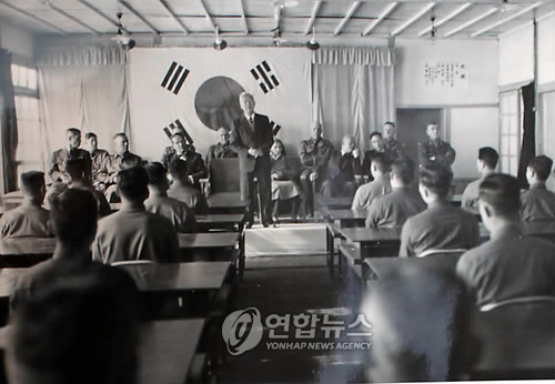 지휘참모학교 개소식에서 연설하는 이승만 대통령