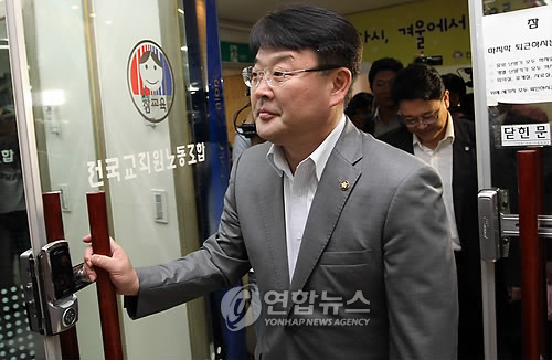 지난해 7월 서울 영등포 전교조 사무실로 들어가고 있는 조전혁 한나라당 의원(자료사진)