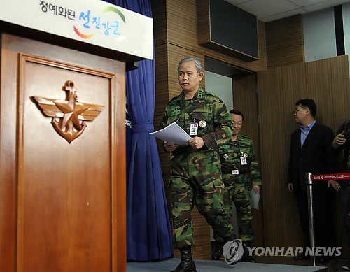 굳은 표정의 군 관계자들