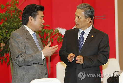 김관진 국방장관과 원유철 국회 국방위원장(자료사진)