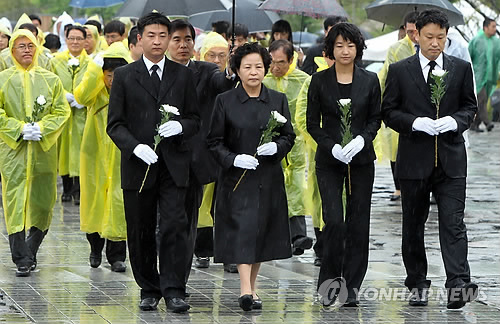 盧 서거 2주기 빗속 추도식
