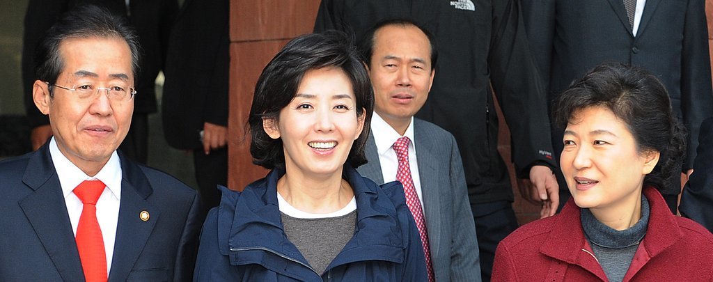 지난 13일 한나라당 나경원 후보가 한나라당 홍준표 대표, 박근혜 전 대표와 서울 구로구 구로동 구로 디지털산업단지 내 마리오타워에서 벤처기업협회를 방문하고 나서 함께 걸어 나오고 있다. (자료사진)