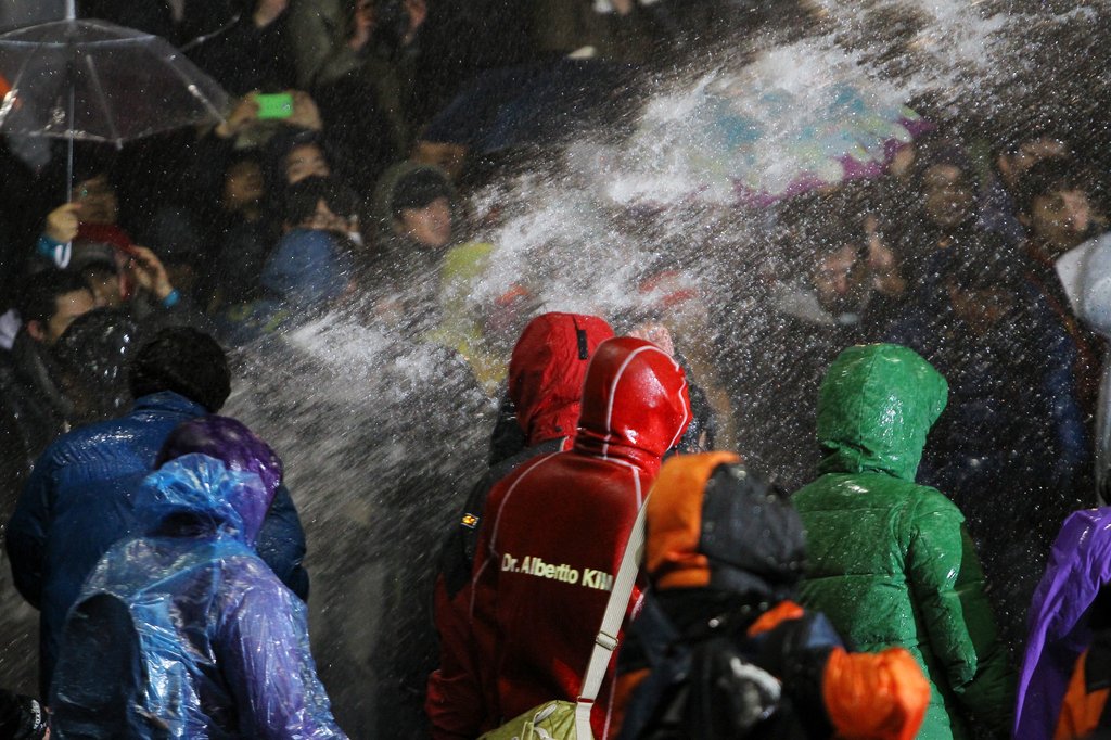 2011년 11월23일 서울시청 광장 부근에서 열린 한미 FTA 기습처리에 항의하는 시위에서 경찰이 물대포를 쏘고 있다. (연합뉴스 자료사진)