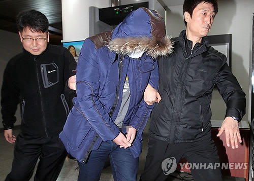 고개 푹 숙인 최구식의원 수행비서