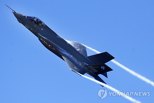 일본의 차세대 주력 전투기로 선정된 미국 록히드 마틴사의 F-35. (AP=연합뉴스 자료사진)