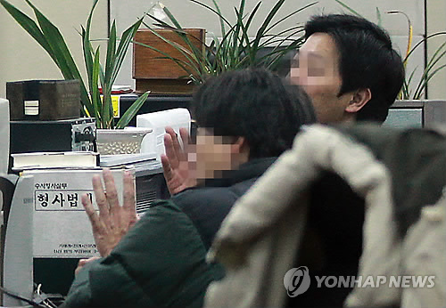 사진은 지난 8일 경찰에 붙잡힌 유씨(왼쪽)가 이날 오전 서울 종로경찰서에서 조사를 받고 있는 모습(자료사진)