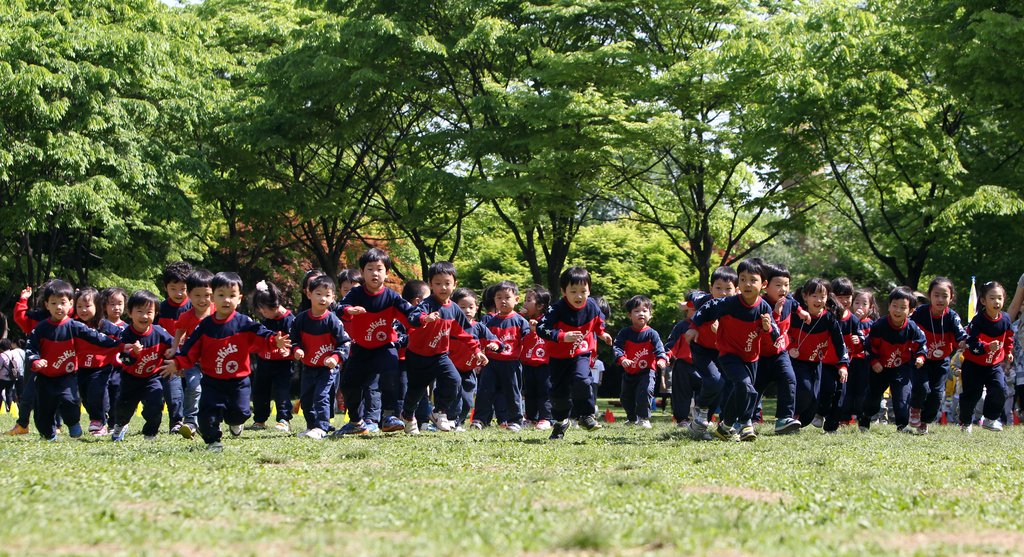 서울시는 3월 말까지 보육포털홈페이지(http://iseoul.seoul.go.kr)에서 어린이집 입소대기 연장신청을 접수한다고 2일 밝혔다. 사진은 서울 서초구 관내 어린이집 아이들이 잔디밭을 뛰노는 모습 <<연합뉴스DB>>
