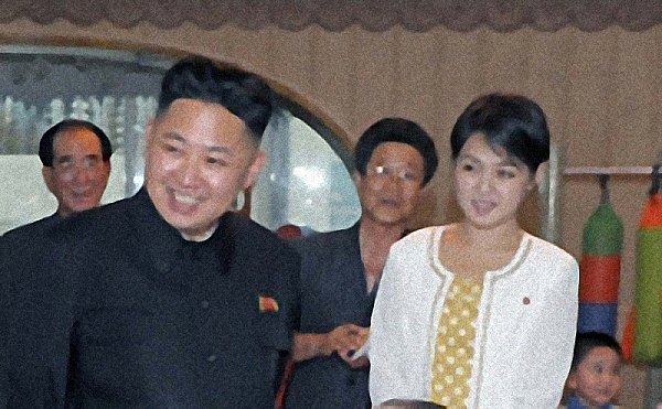 북한 김정은 국방위원회 제1위원장의 경상유치원 현지시찰에 함께한 리설주(자료사진)