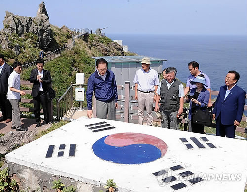 태극기 조형물과 이 대통령