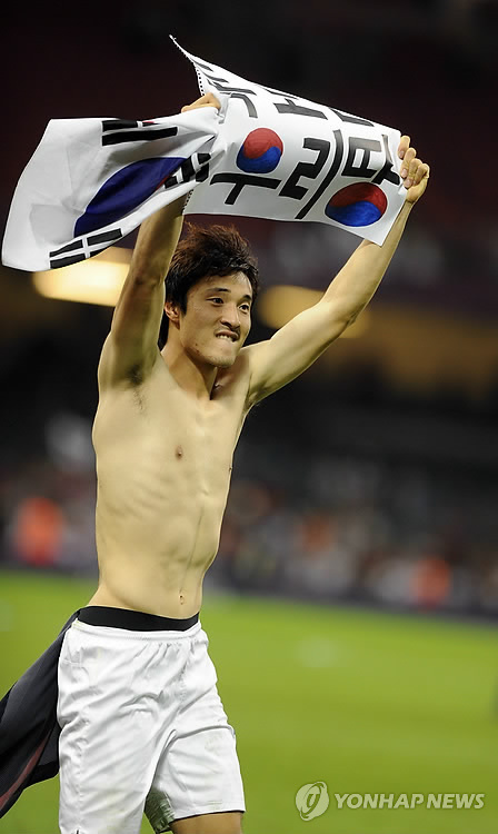 박종우가 지난 10일 오후(현지시간) 영국 카디프의 밀레니엄스타디움에서 열린 2012 런던올림픽 남자축구 한국 대 일본 3,4위전에서 승리한 뒤 관중석에서 전달받은 '독도는 우리 땅'이라고 쓰인 종이를 들고 그라운드를 달리고 있는 모습(자료사진)