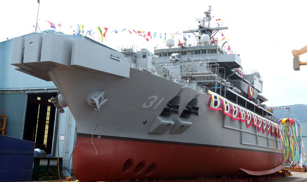 수상구조함인 통영함(3천500t급)은 수중무인탐지기 등의 성능 미충족으로 해군 인도가 늦어져 구조 현장에 투입되지 못했다. 사진은 지난 2012년 9월 통영함의 진수식 모습. 