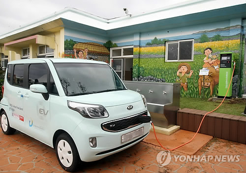 충전 중인 가파도의 전기자동차