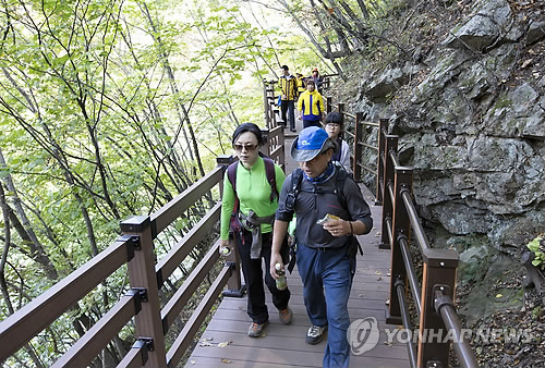 인제 '소양강 둘레길' 걷는 주민들