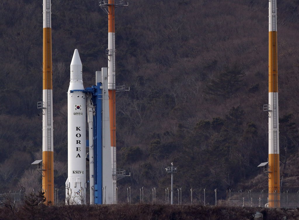 한국 첫 우주발사체 나로호(KSLV-1)의 3차 발사를 앞둔 나로호가 전남 고흥군 외나로도 나로우주센터 발사대에 우뚝 세워져 있다. (자료사진)