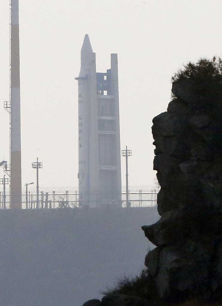 한국 첫 우주발사체 나로호(KSLV-1)의 2차 발사를 하루 앞둔 지난 29일 나로호가 전남 고흥군 외나로도 나로우주센터 발사대에 우뚝 세워져 있다.(자료사진)