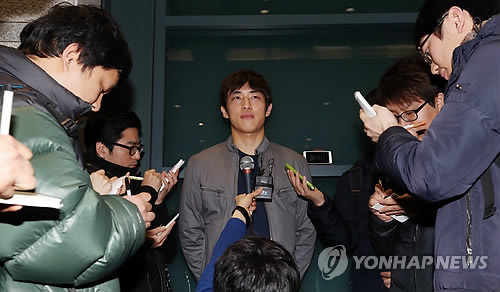 취재진에 둘러싸인 윤석영
