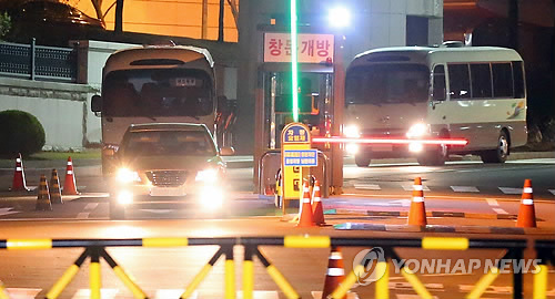 지난달 30일 서울 서초구 국정원 앞에서 압수수색을 마친 검찰차량이 밖으로 나오고 있다.(자료사진)